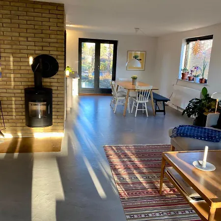 Villa Cheerful 4-bedroom Home, Close To Lakes *