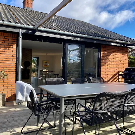Cheerful 4-bedroom Home, Close To Lakes Farum