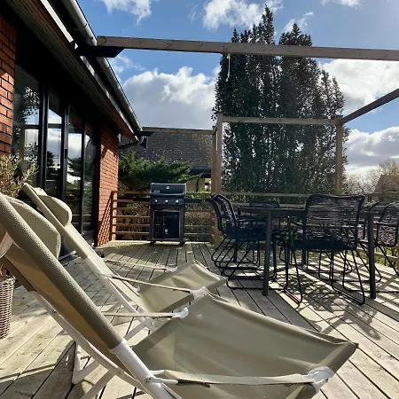 Cheerful 4-bedroom Home, Close To Lakes