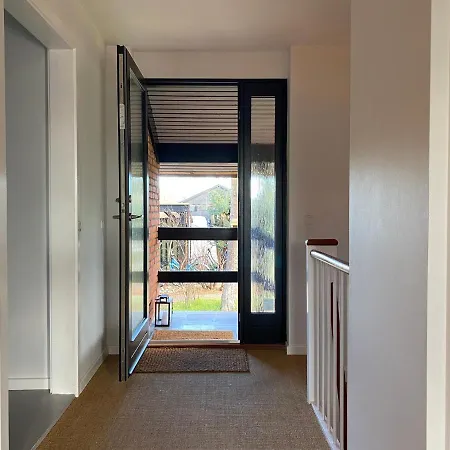 Villa Cheerful 4-bedroom Home, Close To Lakes *