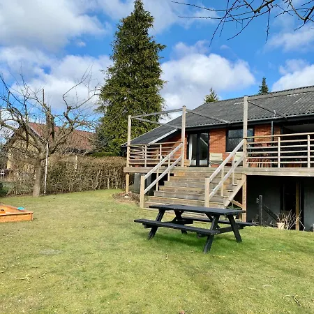Cheerful 4-bedroom Home, Close To Lakes