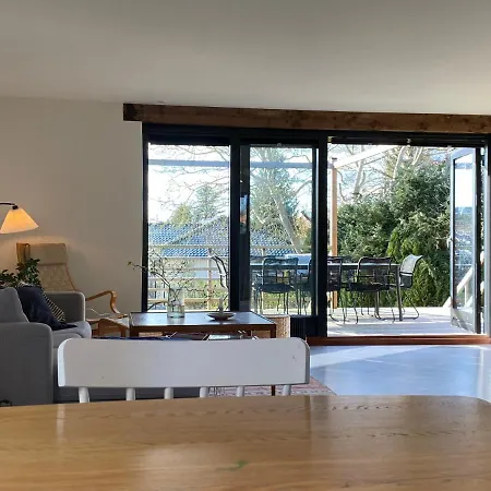 Villa Cheerful 4-bedroom Home, Close To Lakes